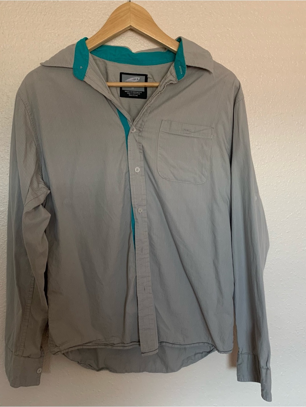 Casual Long-Sleeve Button-Down Shirt in Light Gray with Teal Accents